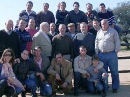 Los miembros de la Peña a la entrada de la finca.